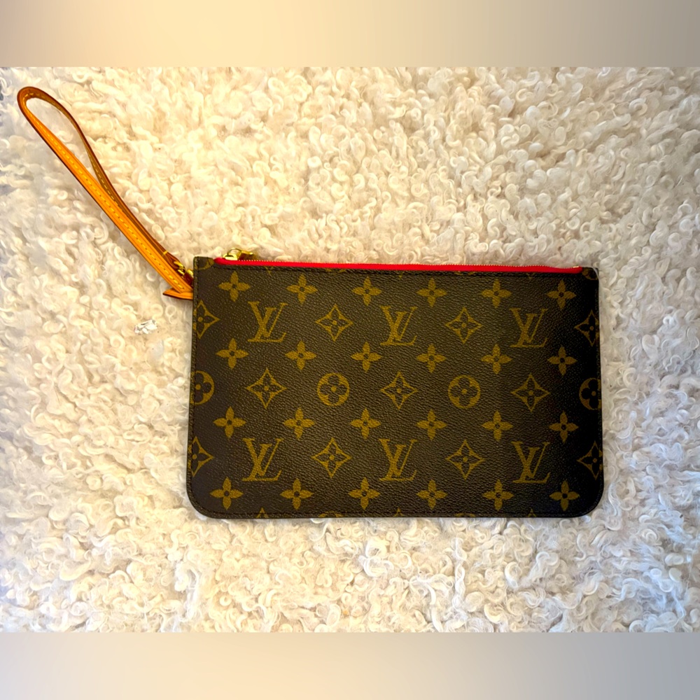 Louis Vuitton clutch Neverfull Pivoine
Excellent used condition